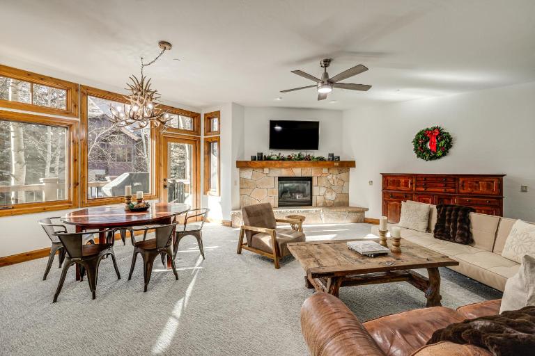 Ski-In/Ski-Out! Large Arrowhead Condo w/ Balcony - B&B Edwards