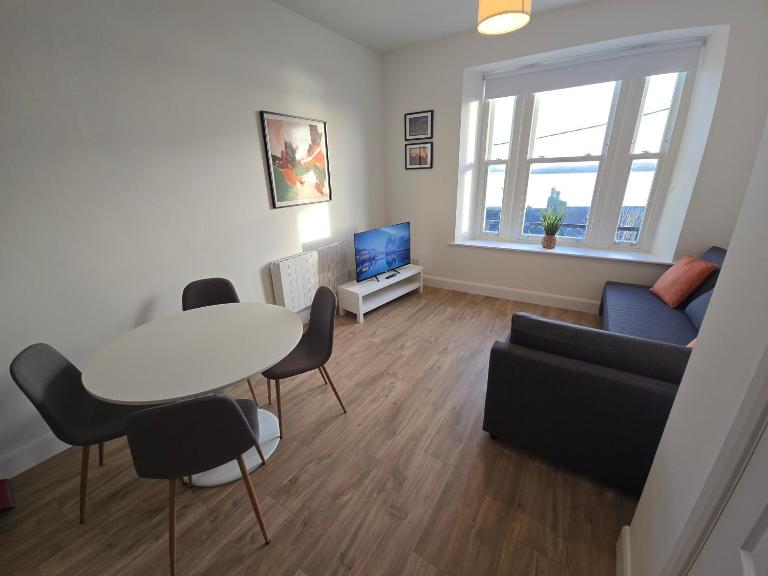 2 Bed Apartment with Harbour Views Apt 2 - Bed and Breakfast Cobh