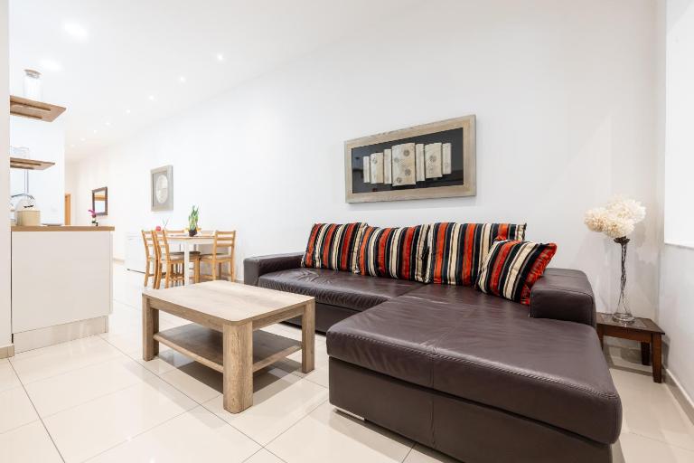 V86 Sliema Apartment a minute from the Sea - Bed and Breakfast Sliema