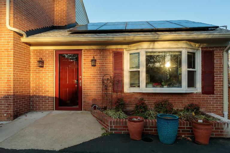 Bright, Spacious Home with Private Deck - B&B Potomac