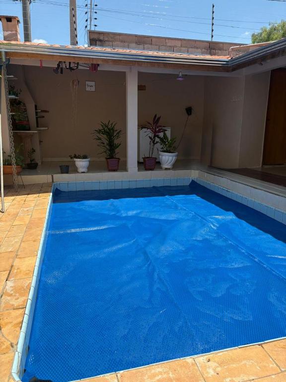 Casa inteira com três quartos, piscina climatizada por energia solar e área de churrasqueira - Ferienwohnung Indaiatuba