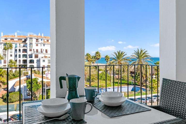 Sea Views Apartment with Terrace and Pools - Chambres d'hôtes Manilva