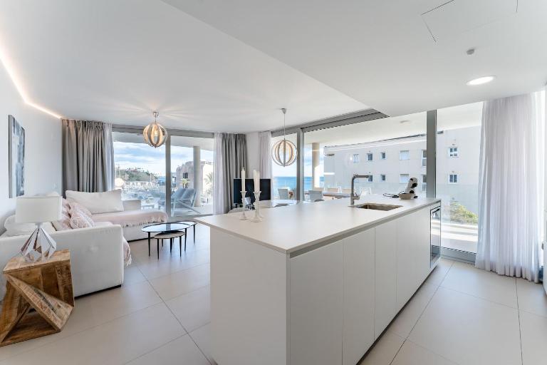 THE WAVE vistas al mar y parking privado by Sunny Residences - Bed and Breakfast Fuengirola