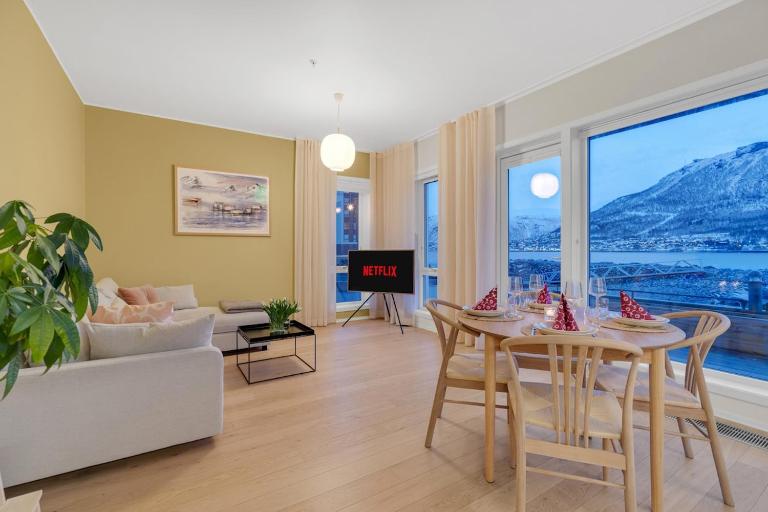 Deluxe Arctic Seafront with Sea & Mountain views - Bed and Breakfast Tromsø
