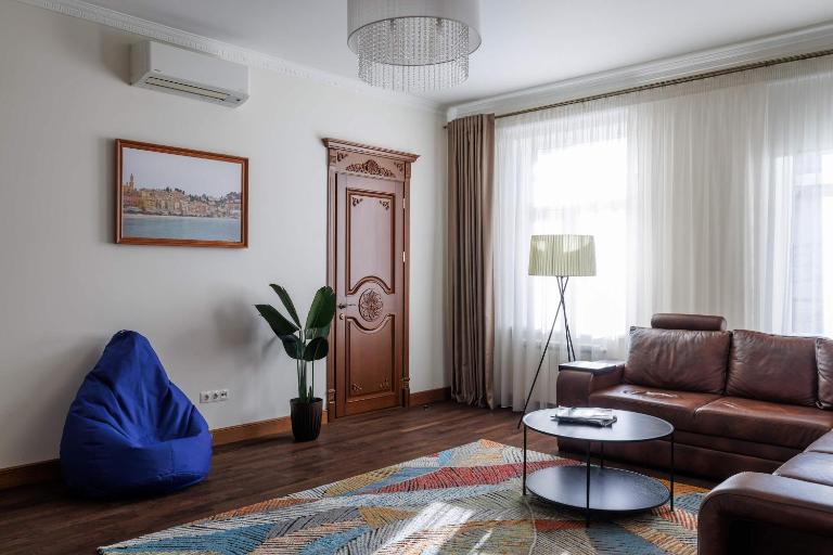 Balcony View in ultracentral Chisinau - Spacious 4 room Living & high end amenities - AC & Bean-Coffee Bar - GrandStay - Ferienwohnung Chişinău
