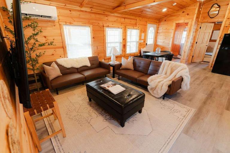 Cedar Wrapped Cozy Villa Cabin - 4 miles from Trails - Chambres d'hôtes Laurelville