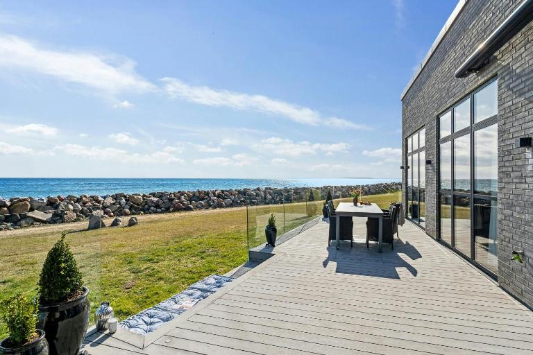 Modern Beach House With Sea Views At Bjørnsknude - B&B Juelsminde