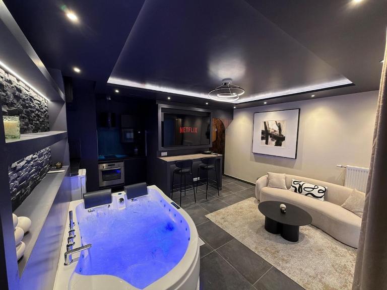 L'Écrin Beige - Immersive suite with private Jacuzzi - B&B Champlan