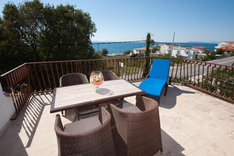 Apartment Rino - Bed and Breakfast Podstrana