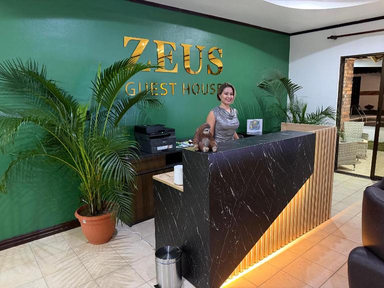 ZEUS GUEST HOUSE & CAR RENTAL- Free SJO Airport Shuttle-NATIONWIDE PRÍVATE SHUTTLE SERVICE- zeusguesthouse com - B&B La Garita