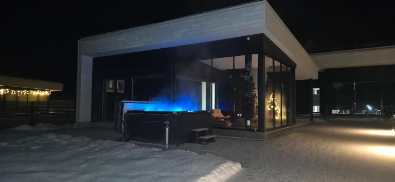 Riverside villa with sauna and jacuzzi - B&B Rovaniemi