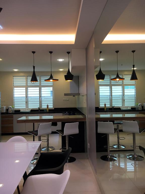Shamrock Boutique Villa - Stay for 12 person - B&B Batu Feringgi