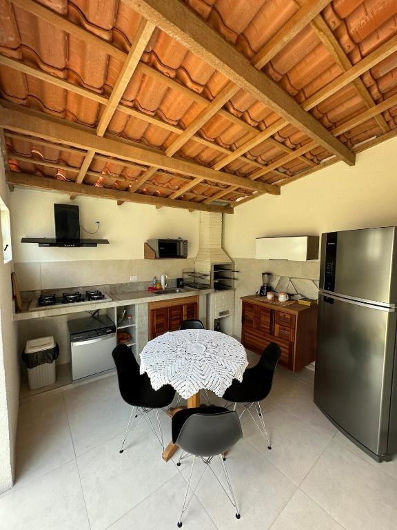 Chalé Mar de Flores, Próximo a praia do Arrastão - B&B São Sebastião