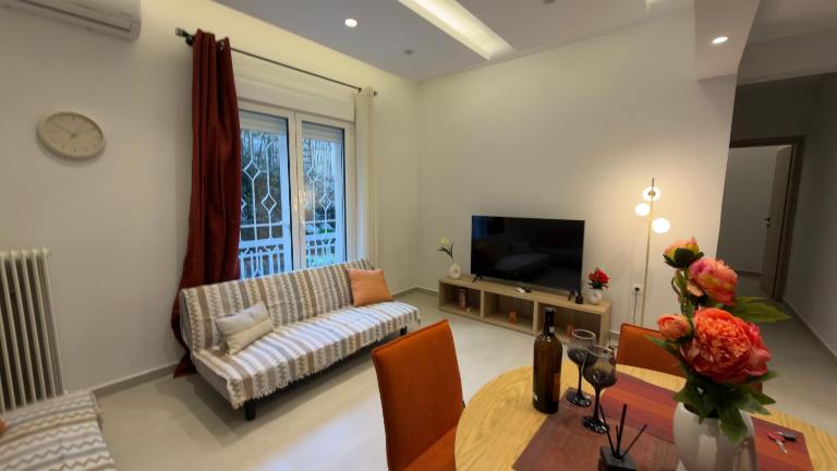 Modern 2BR Garden Apartment in Faliro Sleeps 5 - B&B Athens