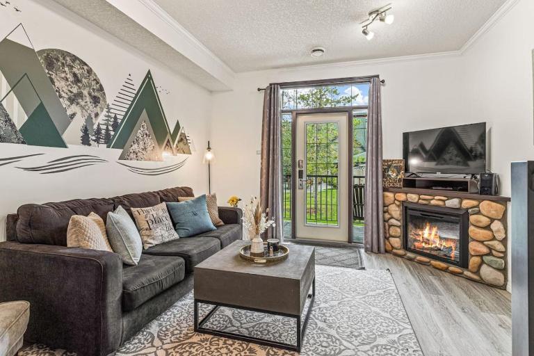 Stylish Mountain Retreat 2BR Chalet and Hot Pool - B&B Canmore