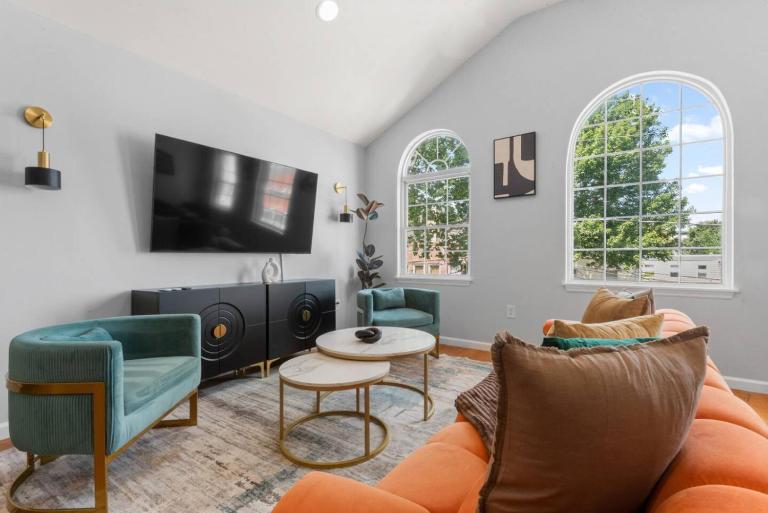 Modern 3BR Near NYC with Pool Table Sleeps 11 - Chambres d'hôtes Jersey City