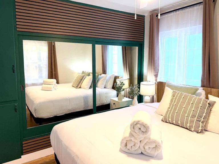 Chic City Getaway Steps from Little Italy - B&B San Diego
