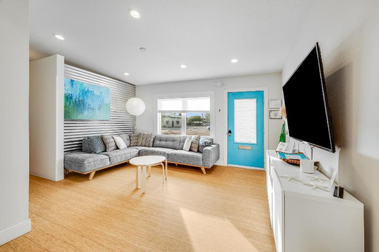 Family Friendly 2BR Villa in Downtown - 1 Block Walk to the Beach - B&B Cocoa Beach