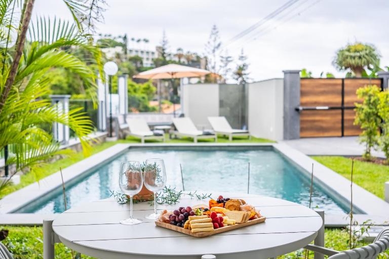 Modern Flat Just Steps From Shore - B&B Ponta do Sol