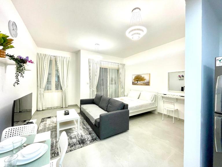 Studio in International City, Newly renovated with balcony! - B&B Dubái