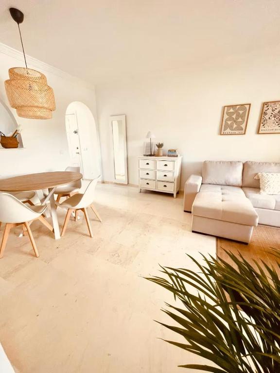 Hacienda Beach Estepona - Primera línea de playa, piscinas y jardines tropicales - Ferienwohnung Estepona