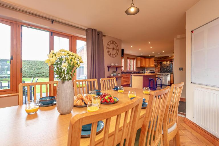 Silverwood Main House Modern Spacious - Pass the Keys - B&B Telford