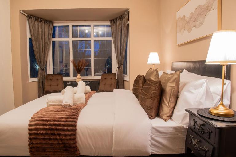 Spacious 4BR Bolton Home Garden & Free Parking - Bed and Breakfast Bolton