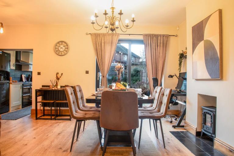 Spacious 4BR Bolton Home Garden & Free Parking - B&B Bolton