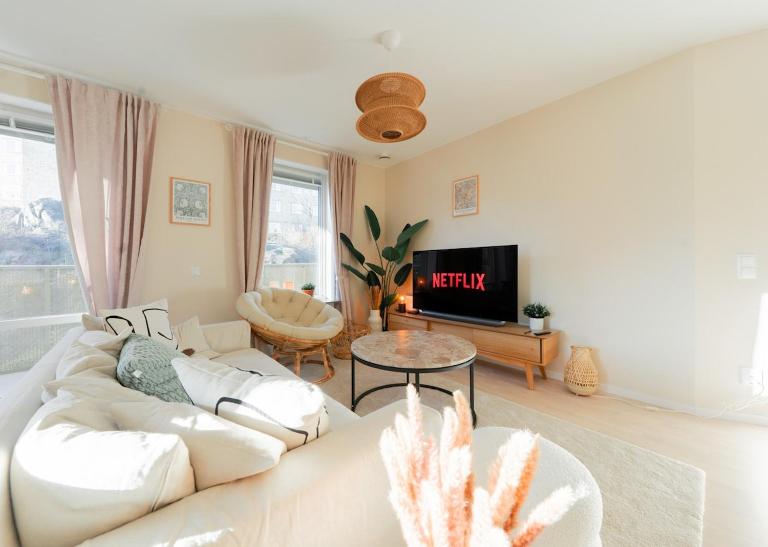 Modern 70 Sqm Apartment - with big balcony - B&B Stockholm