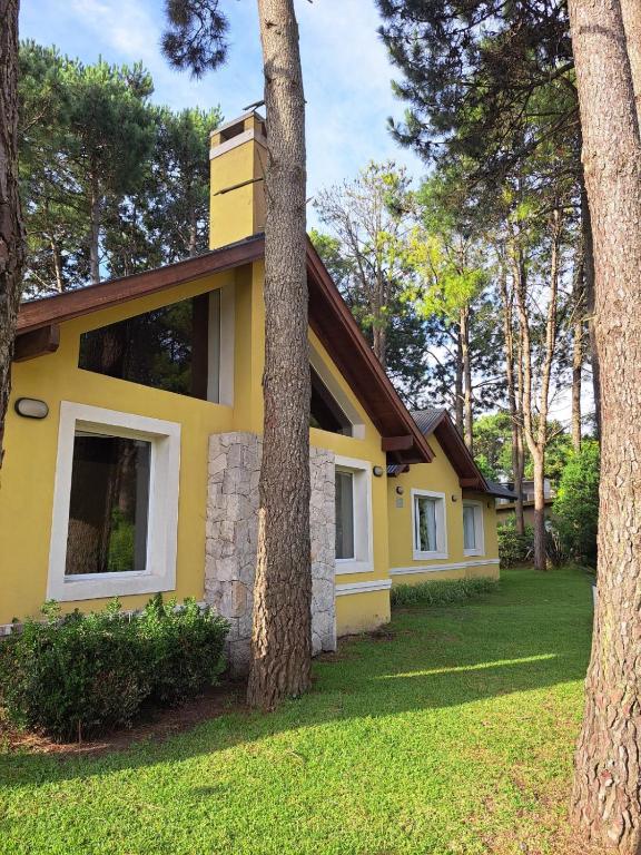 Casa luminosa con amplio parque en zona tranquila - Ferienwohnung Pinamar