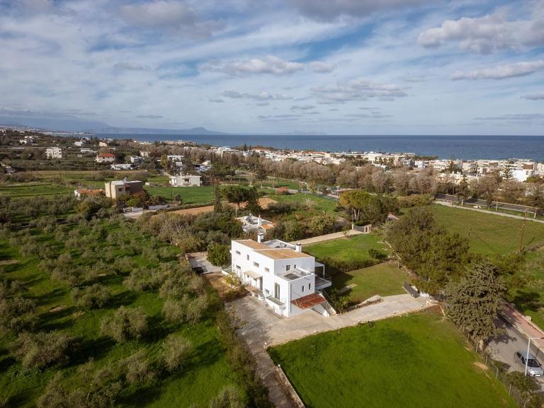 All White Villa - B&B Adelianos Kampos