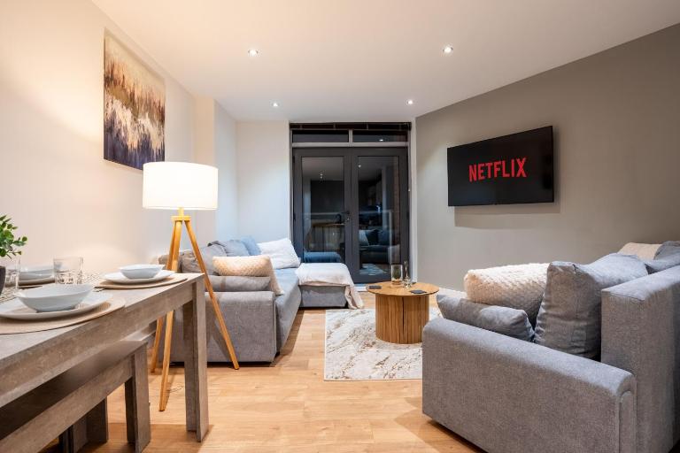 Stylish 2 Bedroom APT with Balcony - Bed and Breakfast Leeds