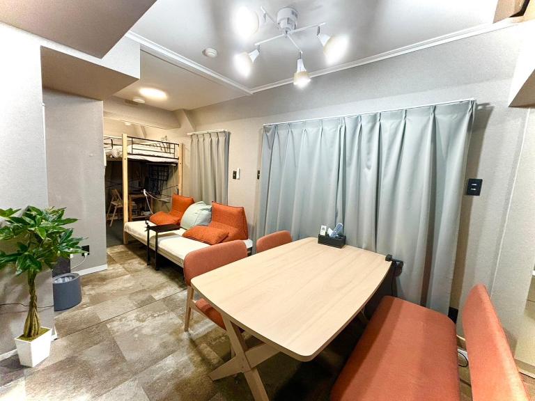 SHINBASHI Station A major hub station ideal for Tokyo sightseeing Numerous restaurants and eateries surround the station Enjoy your stay on the top floor of the building without worrying about noise Elevator available - B&B Tokio