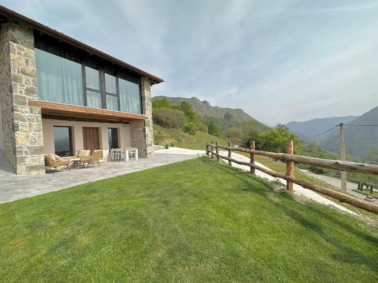 Cangas de Onis rural house with a sunset view - Ferienwohnung Villa