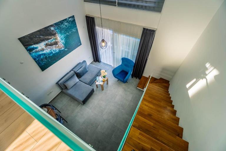 Stylish Loft - 50m from Beach - B&B Paralímni