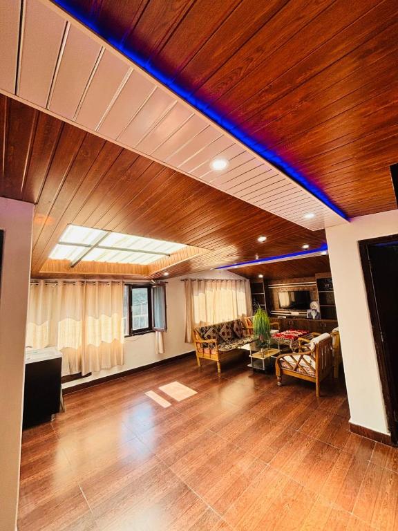 Pinewood View Homestay - Bed and Breakfast Shimla