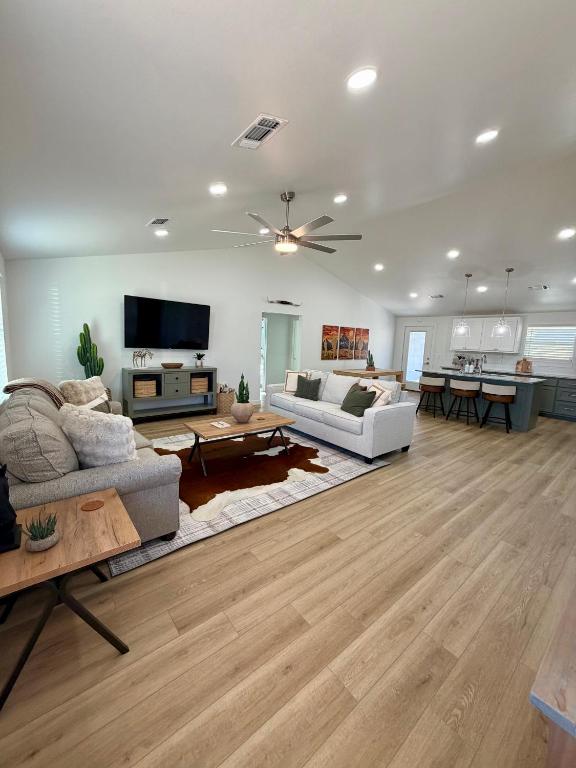 Lucky Cowboy Lodge Near WinStar - Cozy 3BR Home - B&B Thackerville