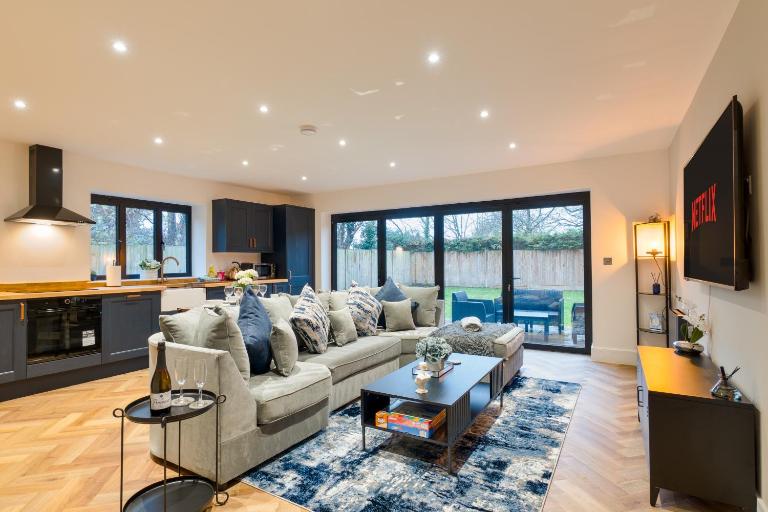 High Trees Lodge - Luxury Retreat with 2 Bed King En-Suites - Bed and Breakfast Whitstable