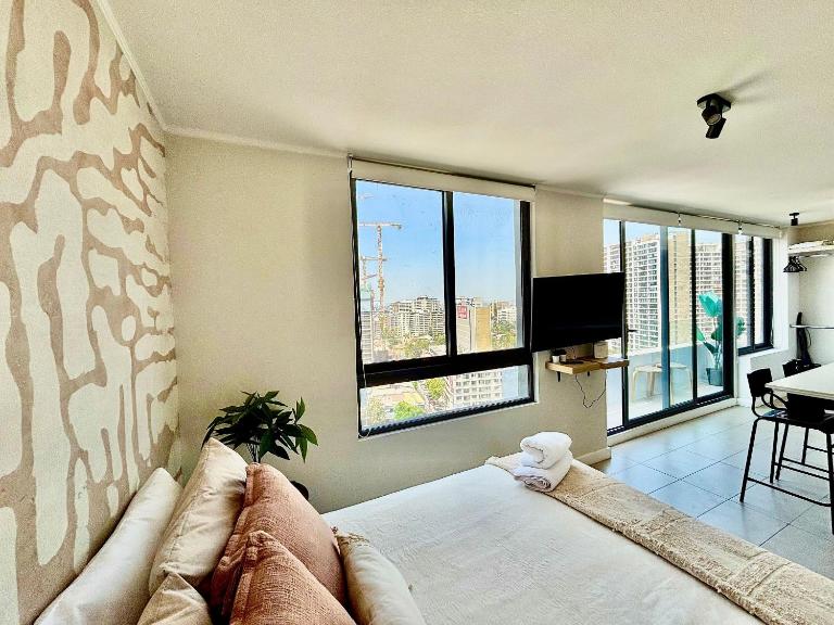 Hermoso depto estudio frente a Mall Plaza Egaña - Ferienwohnung Santiago