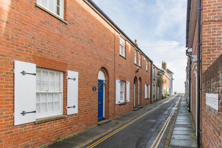 Corner House - B&B Deal