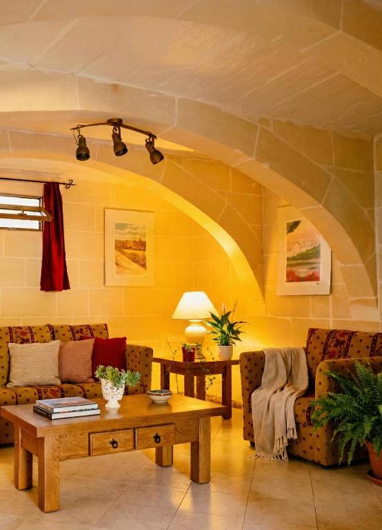 Villetta Dorata - Gozo Holiday Home with Terrace & Field View - B&B Qala