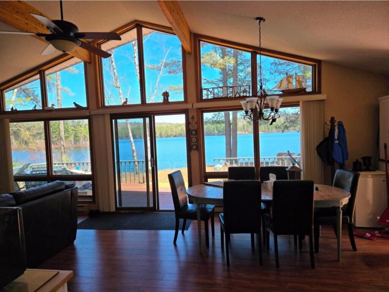 Four Season Lakehouse with beautiful views and crystal clear water - B&B Cayamant