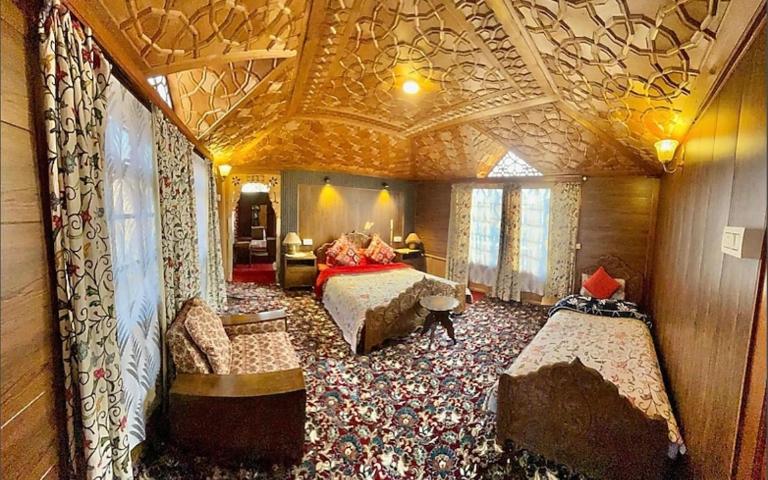 Vanda Heritage Houseboats - B&B Srinagar
