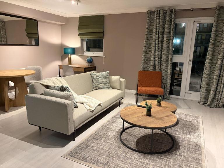 Stylish 1-Bed Riverside Views Near DLR Canary Wharf - B&B London