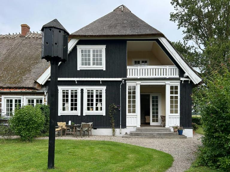 Historic Doctor's Residence By Corselitze Forests - B&B Nykøbing Falster