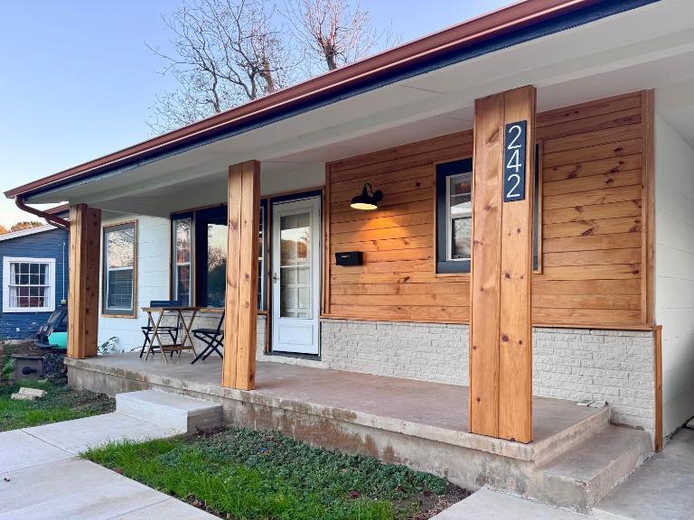 Stylish 1940s Home with Barn Guest House - Bed and Breakfast San Antonio