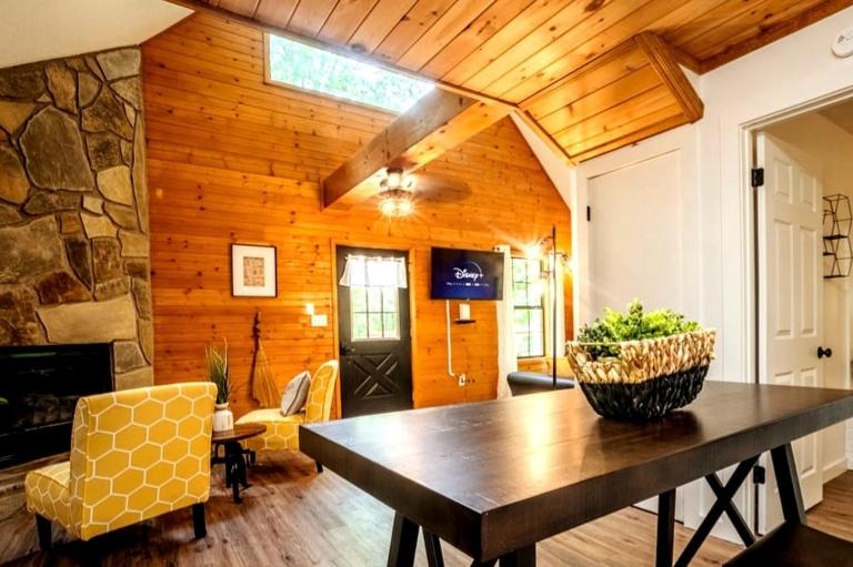 BEES KNEES A-frame Cabin for 2 hot tub wifi - Chambres d'hôtes Gatlinburg