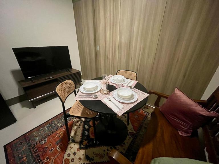 Studio with Balcony, TV Netflix near Shaw MRT Station - B&B Manila