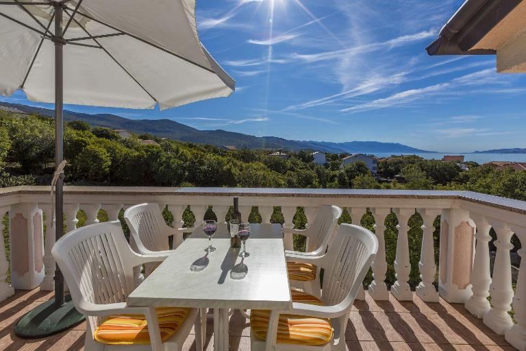 Idyllisches Apartment nur 470 Meter zum Strand mit Meerblick, Babybett - Hunde willkommen - Chambres d'hôtes Povile
