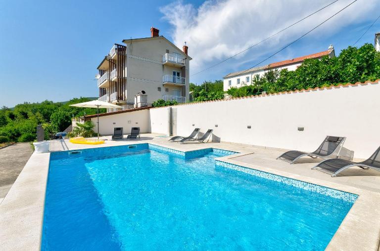 Lichtdurchflutetes Apartment nur 600 Meter zum Sandstrand mit Pool, Gym, Meerblick - Bed and Breakfast Crikvenica